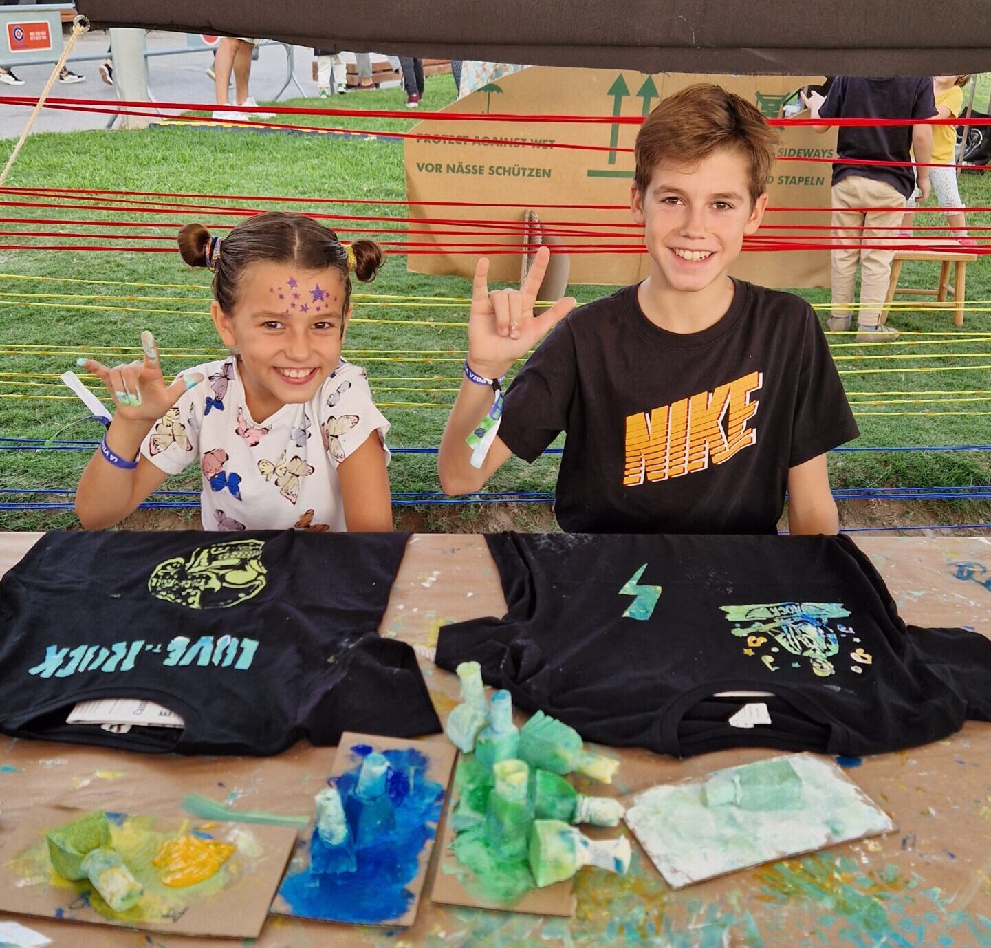 Taller de camisetas Love to rock Zona Kids Komba Educación