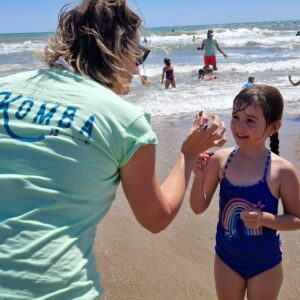 Monitora Komba Escuela de verano en la playa